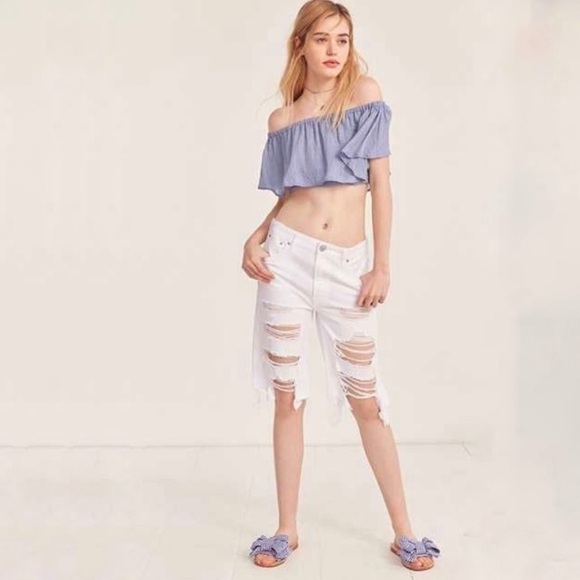 NWT BDG Shorts White Denim  Destroyed frayed Bermuda 25 - Picture 1 of 10